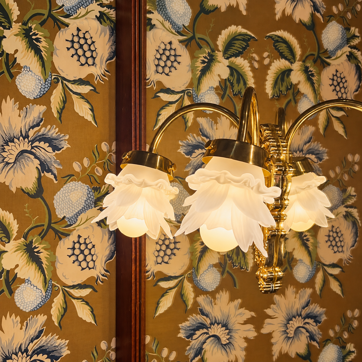 GAU sconce