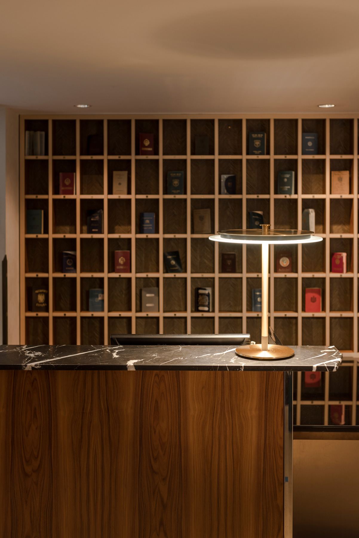 GAU catalog table lamp detail